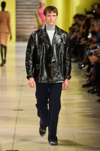 Look 18